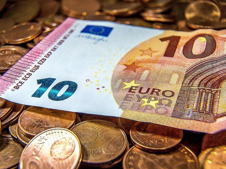 WSJ: Το ευρώ αποτελεί ένα από τα πιο σημαντικά γεγονότα στη μεταπολεμική Ευρώπη